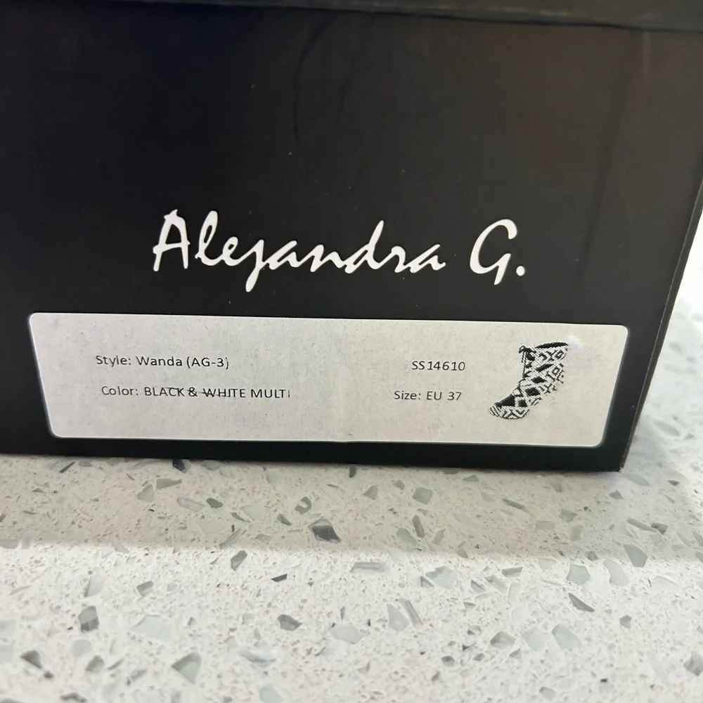 ⬇️PRICE 💐 Alejandra G - Black and White Bootie Heel - Size 37 - Picture 11 of 12